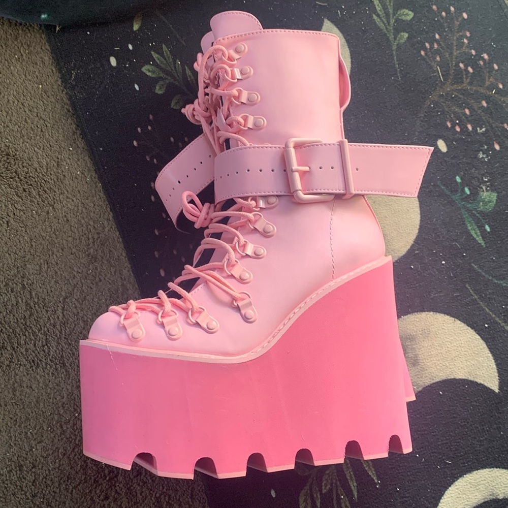 Pink dolls kill traitor boots brand new never worn